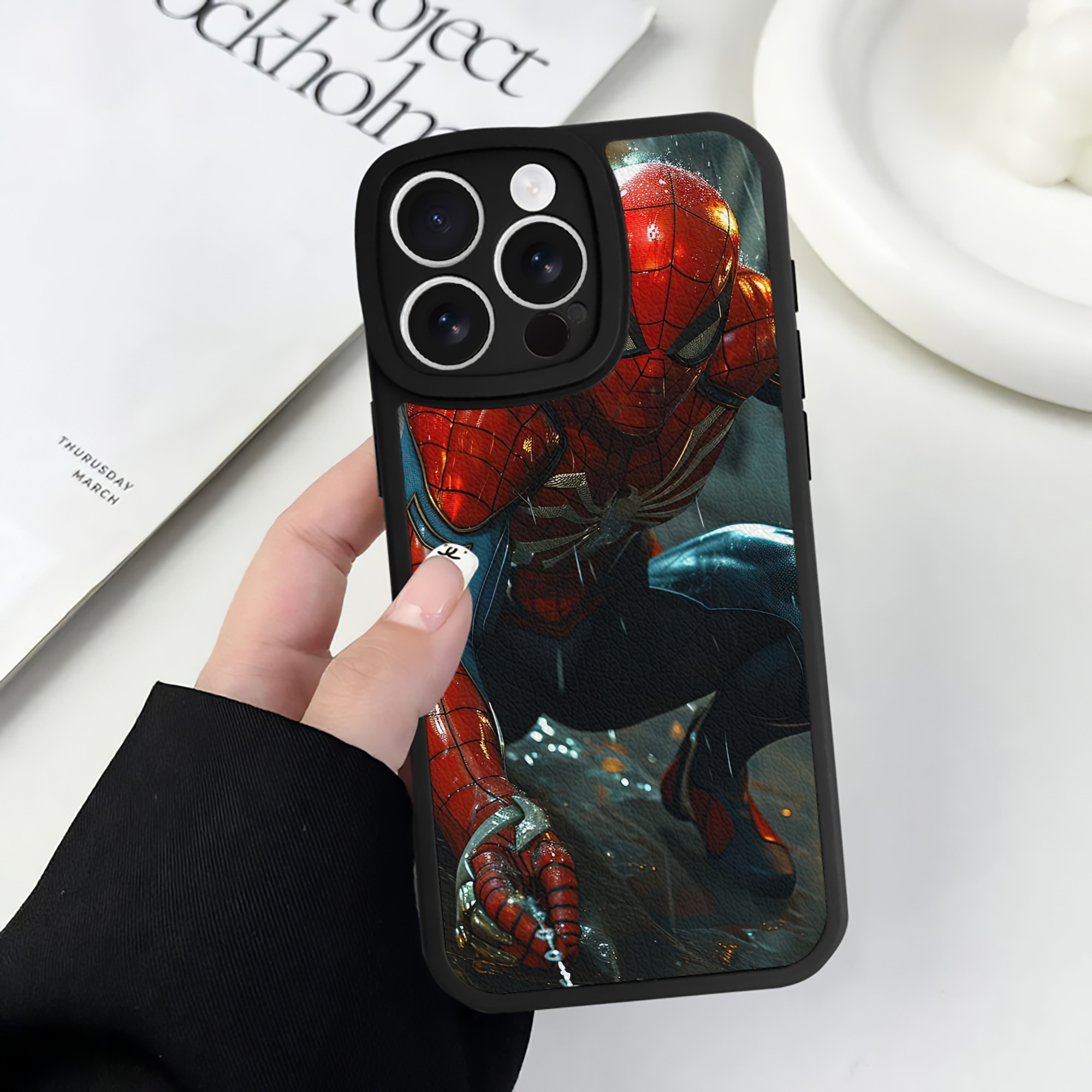Spider Man スパイダーマン 【iPhone 16シリーズ対応】シリコンスマホケース（レザー調） 材質：シリコン